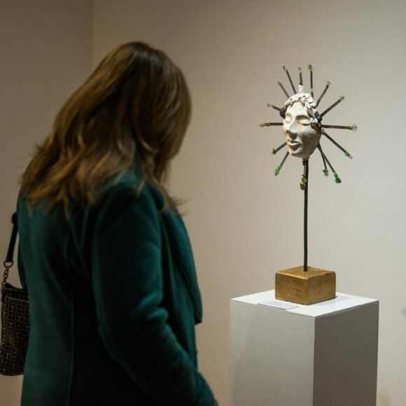 Materiales orgánicos y residuos dan vida a la exposición “Territorias” exhibida en CECAL UdeC